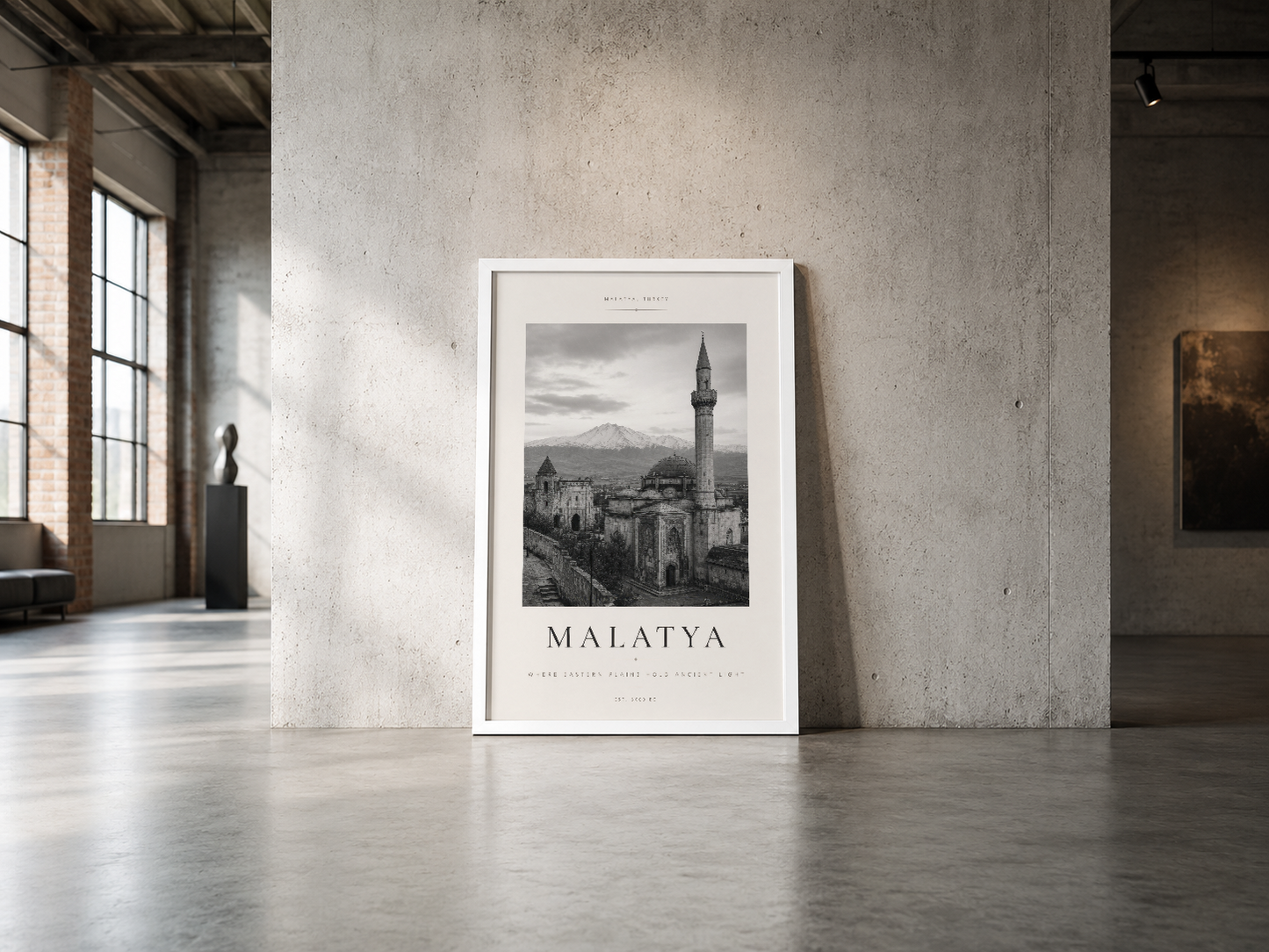 Malatya minare ve dağ manzarası temalı minimalist poster, endüstriyel mekan duvarında sade ama etkili çerçeveleme.
