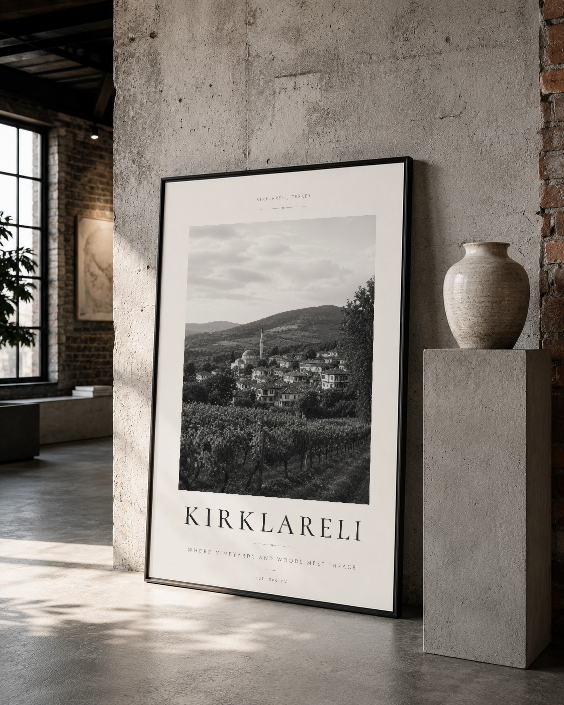 Siyah çerçeveli Kırklareli baskı tablosu, industrial loft ortamında beton duvar önünde konumlandırılmış.