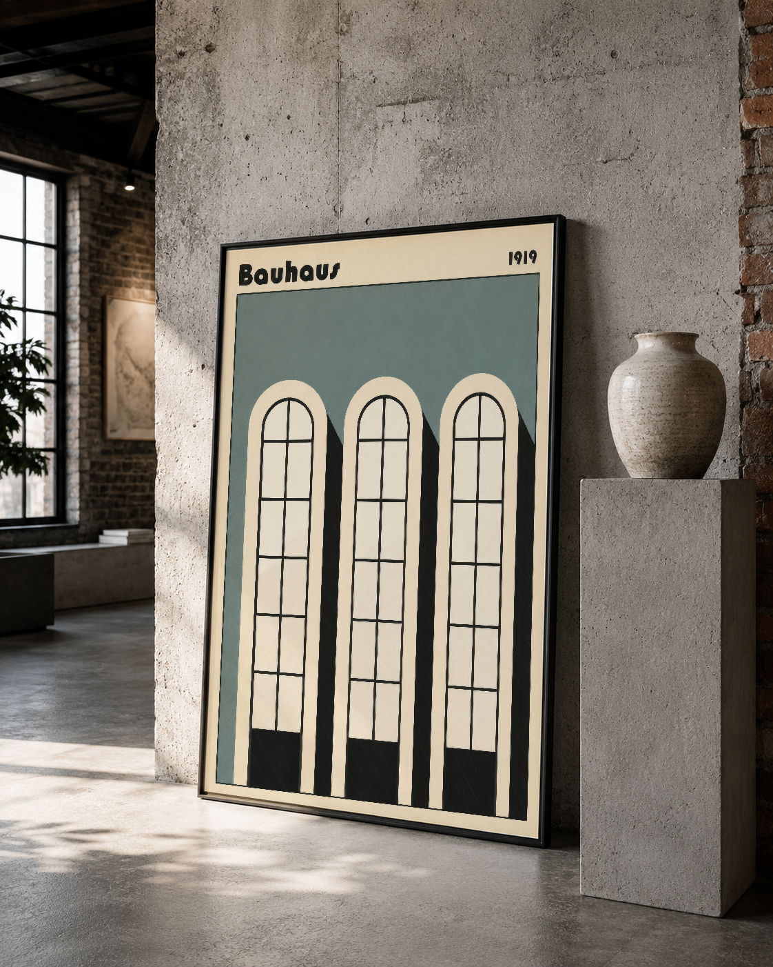 Siyah çerçeveli Bauhaus pencere posterinin çağdaş beton duvarlarla betonunmuş mekanında konumlandırılması.