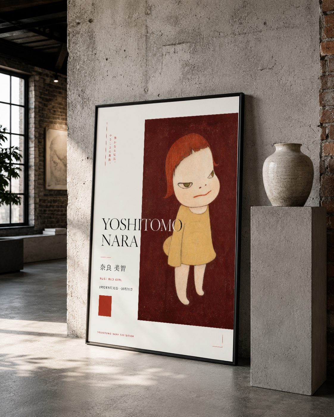 Bordo fonda sarı elbiseli figure tasvir eden sanat posteri, siyah çerçevelenmiş, endüstriyel mekanda.