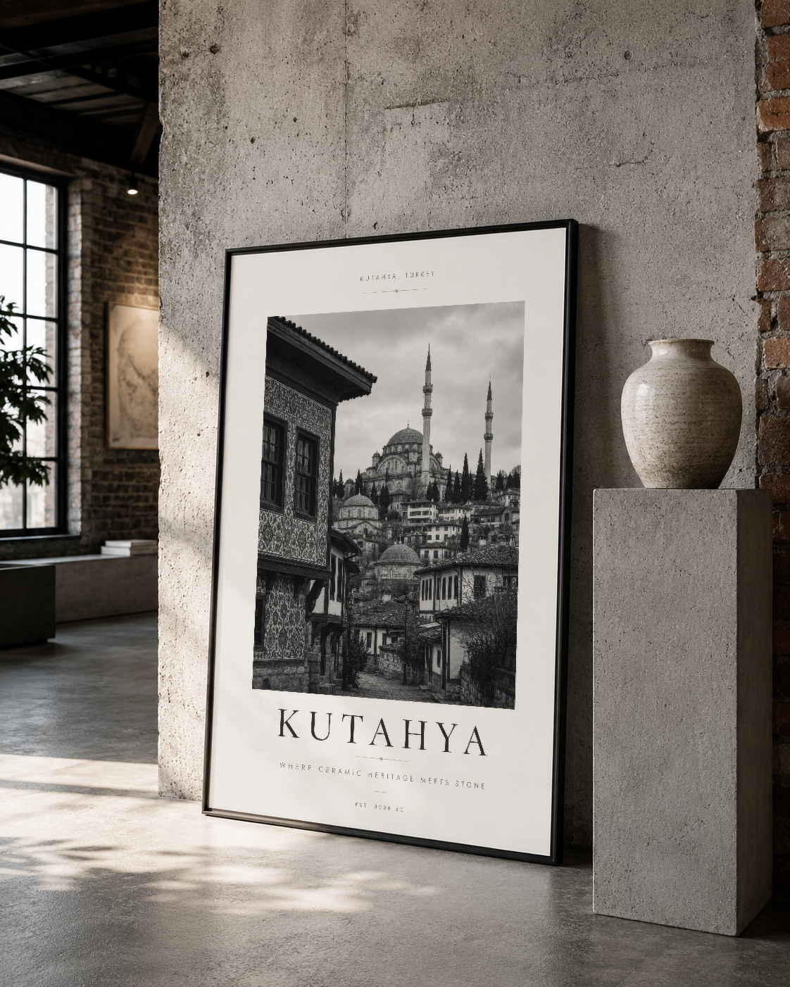 Kutahya'nın tarihi dokusunu yansıtan monokrom sanat tablosu, siyah çerçeveli şekilde loft stilinde sergileniyor.