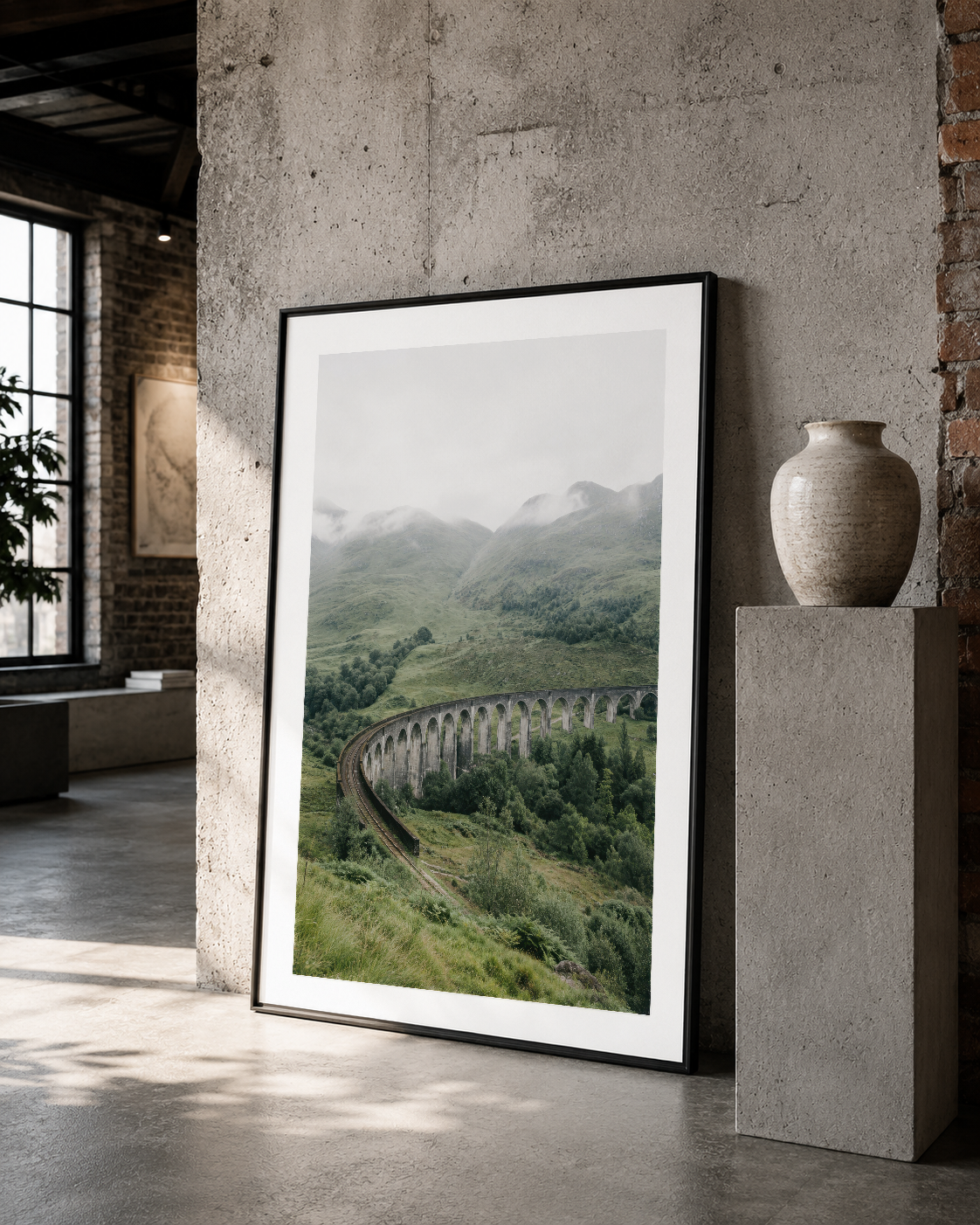 Yeşil ormanlar arasında tarihi viadukt manzarası, siyah çerçeveli poster endüstriyel dekorasyon için ideal.