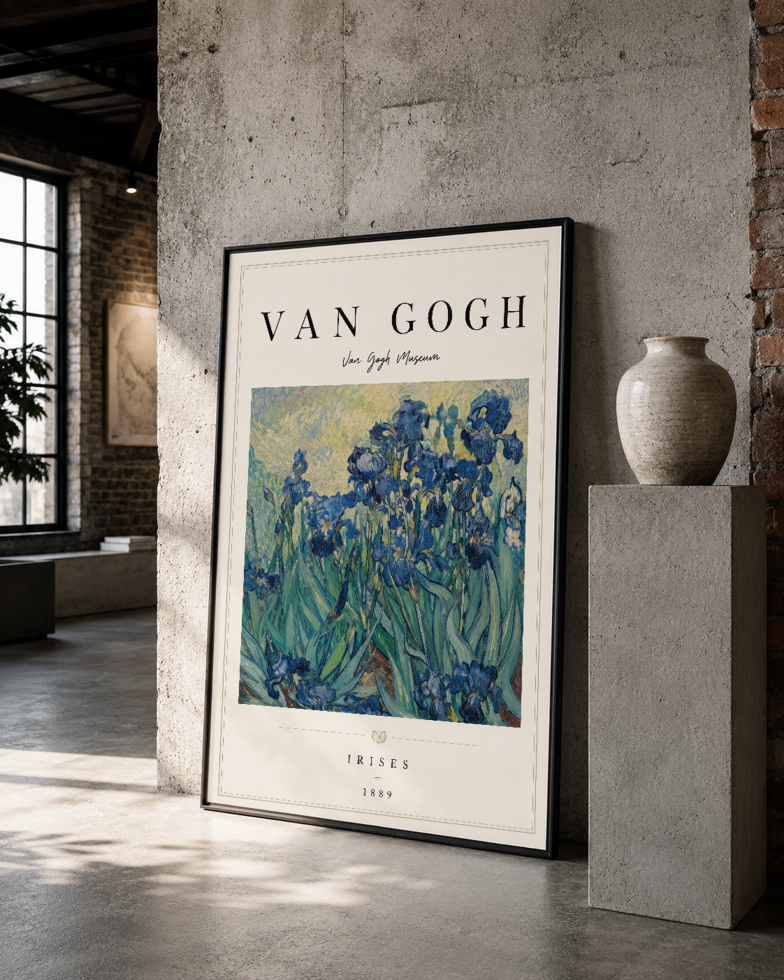 Van Gogh İris tablosu siyah çerçevede, modern galeri mekanında sanat koleksiyonu gibi sergilenen poster.