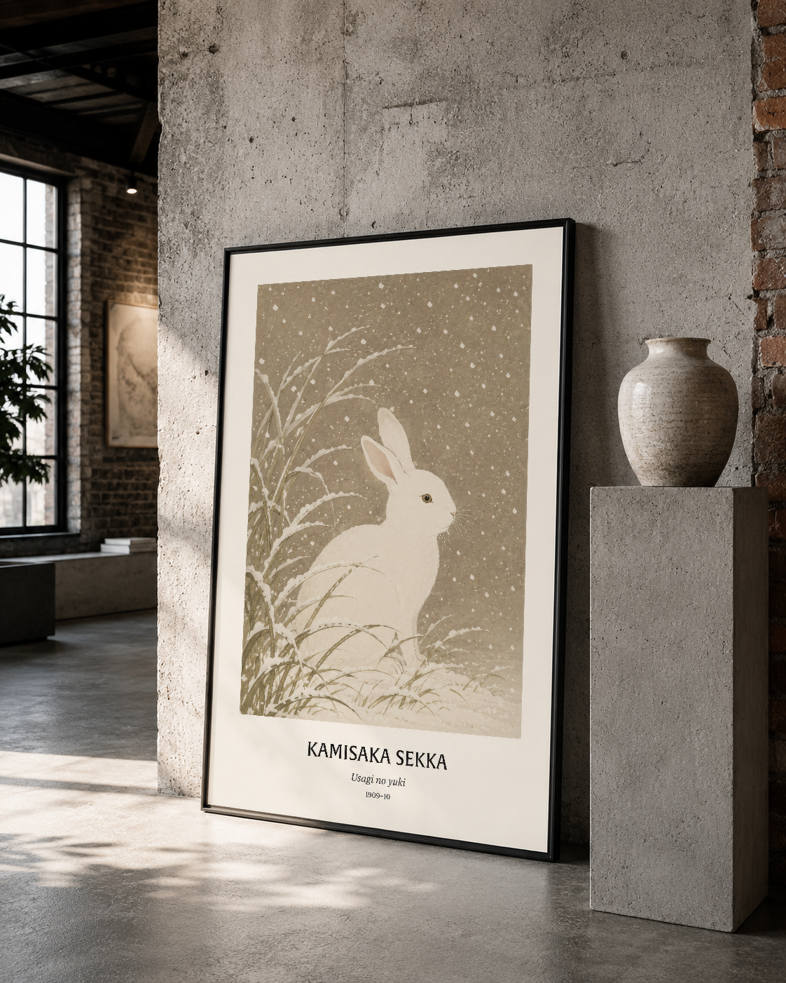 Siyah çerçeveli tavşan posteri, Japon sanat stilinde bitkilerin arasında, loft alanında.