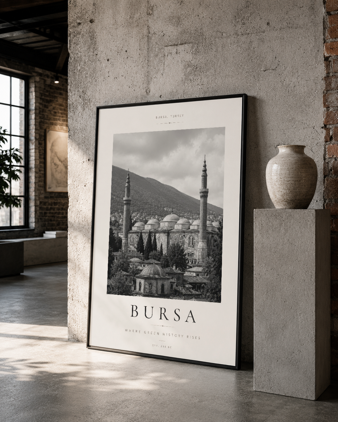 Bursa panoraması siyah çerçeveli poster, çimento duvarla tamamlanmış loft stilinde şık bir dekorasyon unsurudur.