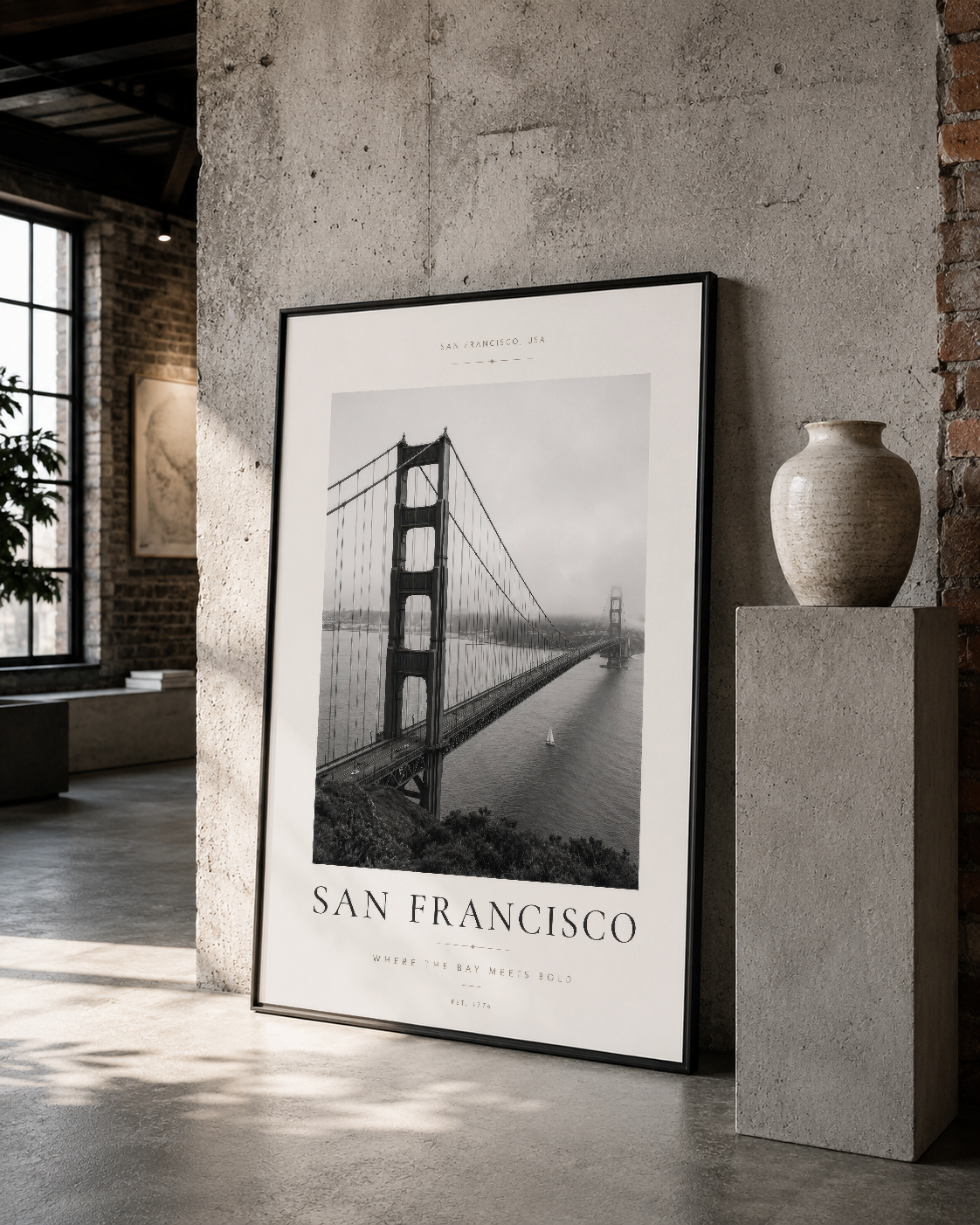Golden Gate'in çarpıcı monokrom görüntüsü, siyah çerçeveli poster halinde endüstriyel mekan dekorasyonunu tamamlıyor.