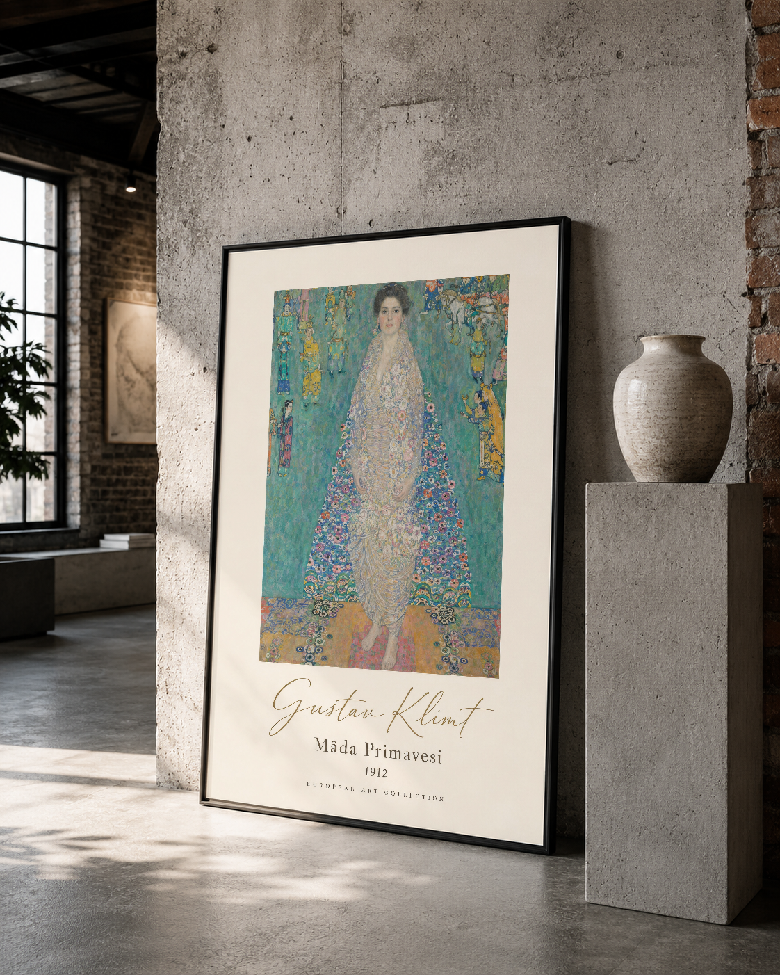 Siyah çerçeveli Gustave Klimt tablosu, çağdaş sanat sergisinin özünü yansıtan endüstriyel alanda.