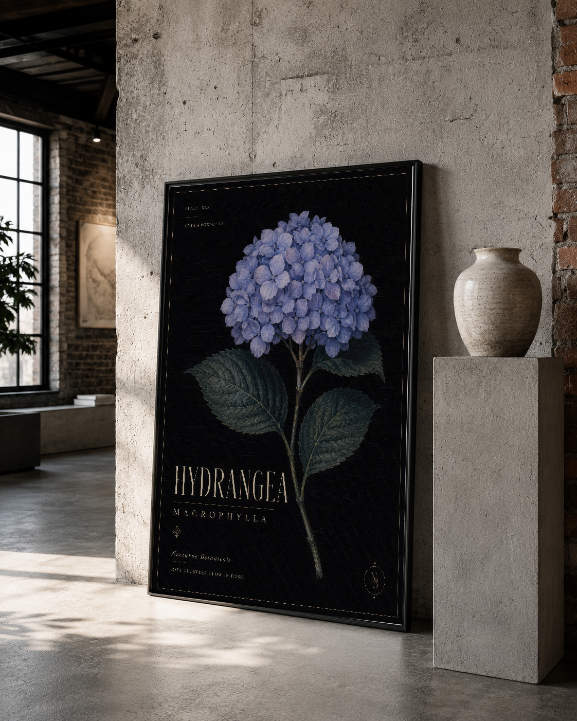 Siyah çerçeveli, detaylı yapraklarıyla mor hydrangea tablosu loft stilinde beton duvarın karşısında yer almaktadır.