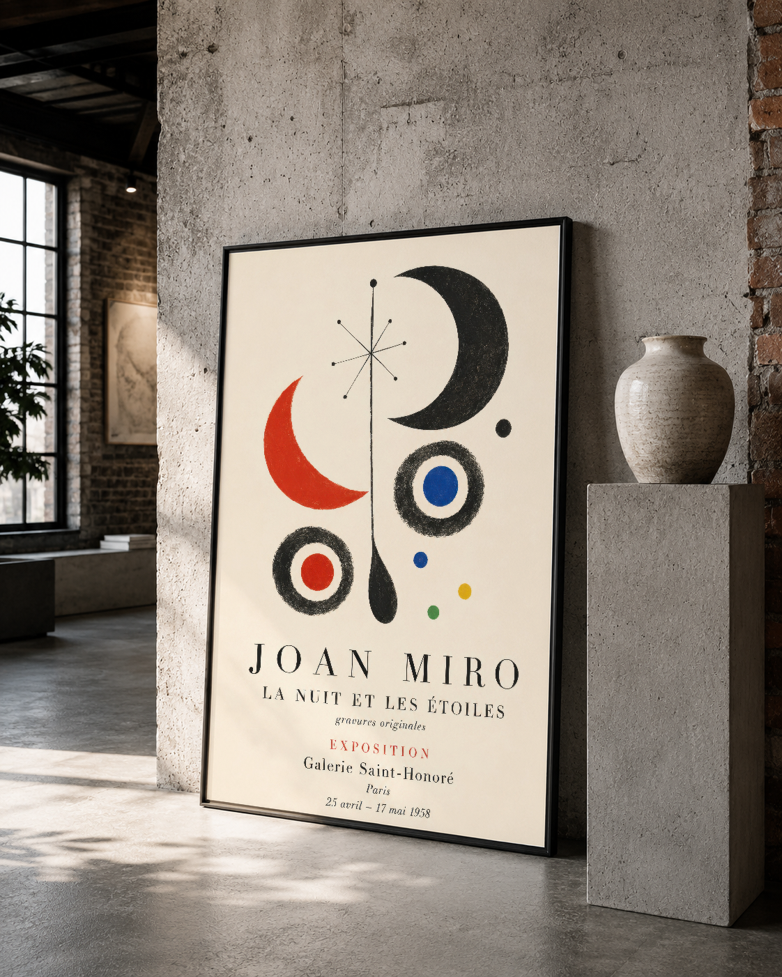 Siyah çerçeveli Joan Miro sanat eseri, endüstriyel mekanda çağdaş duvar sanatı.