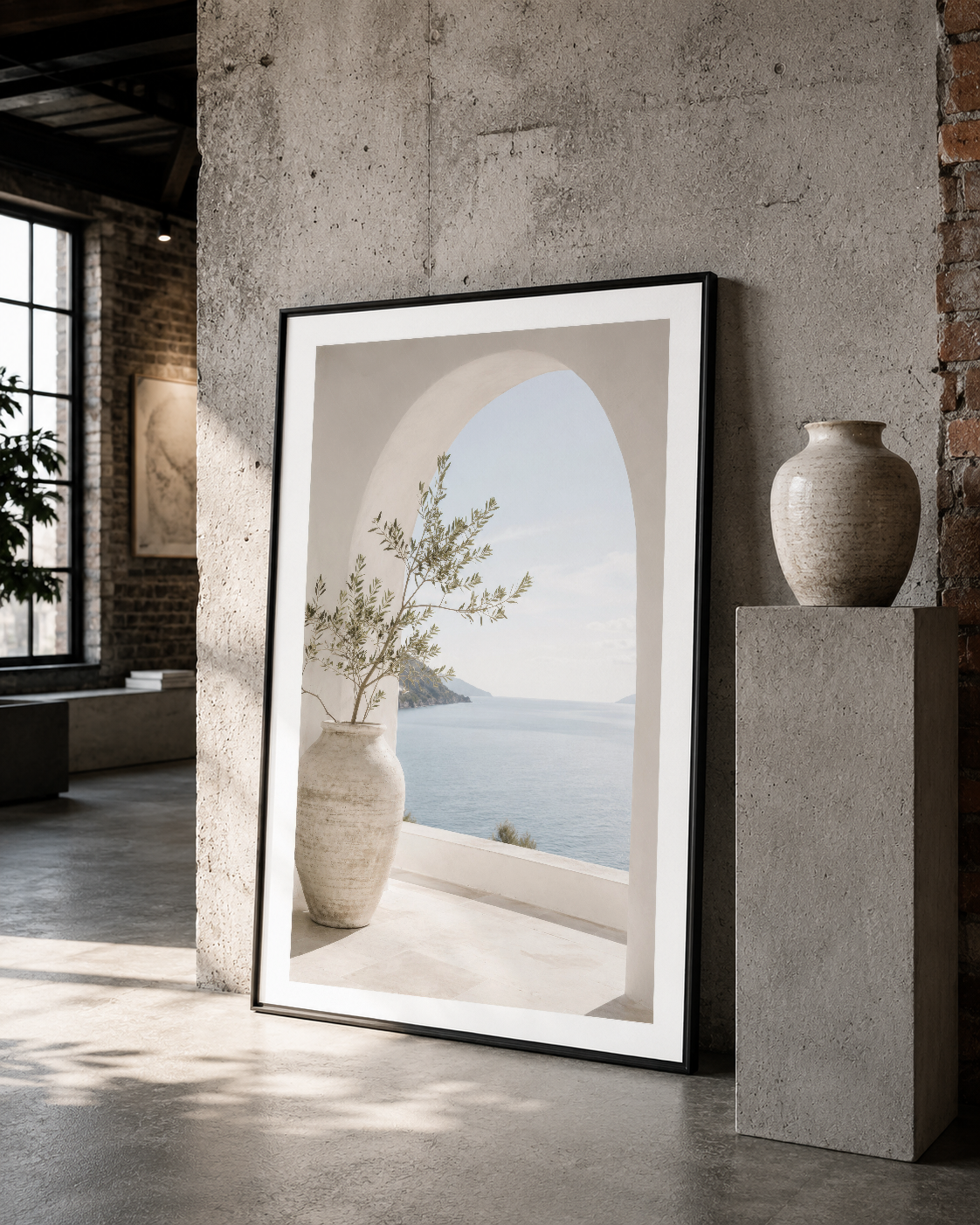 Siyah çerçeveli poster, betonun ham dokusuna karşıt olarak seramik kap ve bitki motifleriyle zen atmosferi yaratıyor.