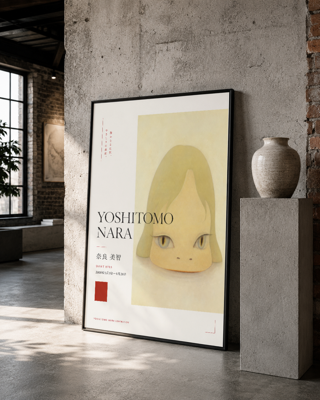Siyah çerçeveli sanat posterinin yumuşak sarı renklerde çizilmiş yüz tasarımı, loft alanında duran eser.