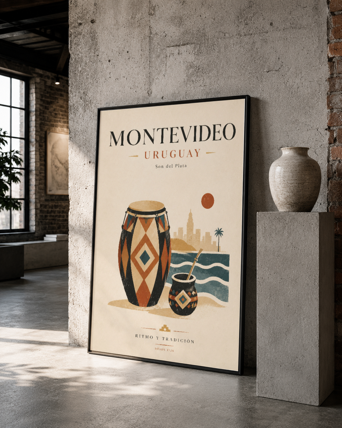 Siyah çerçeveli Montevideo Uruguay posteri, endüstriyel mekanda etnik sanat ve mimari detaylarla sergileniyor.
