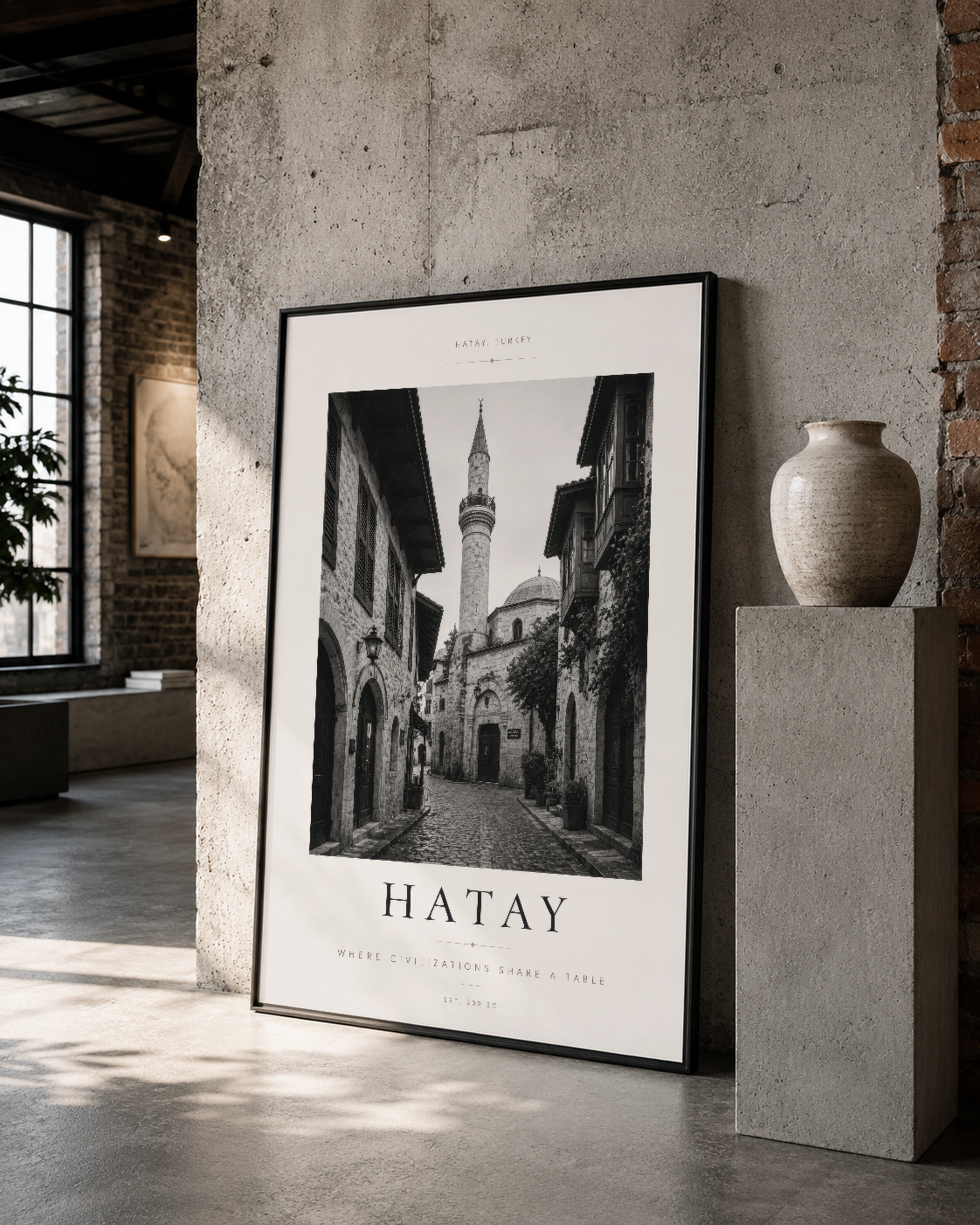 Hatay'ın mimarî güzelliğini siyah çerçevede sunan siyah-beyaz poster, sanat galerisinde.