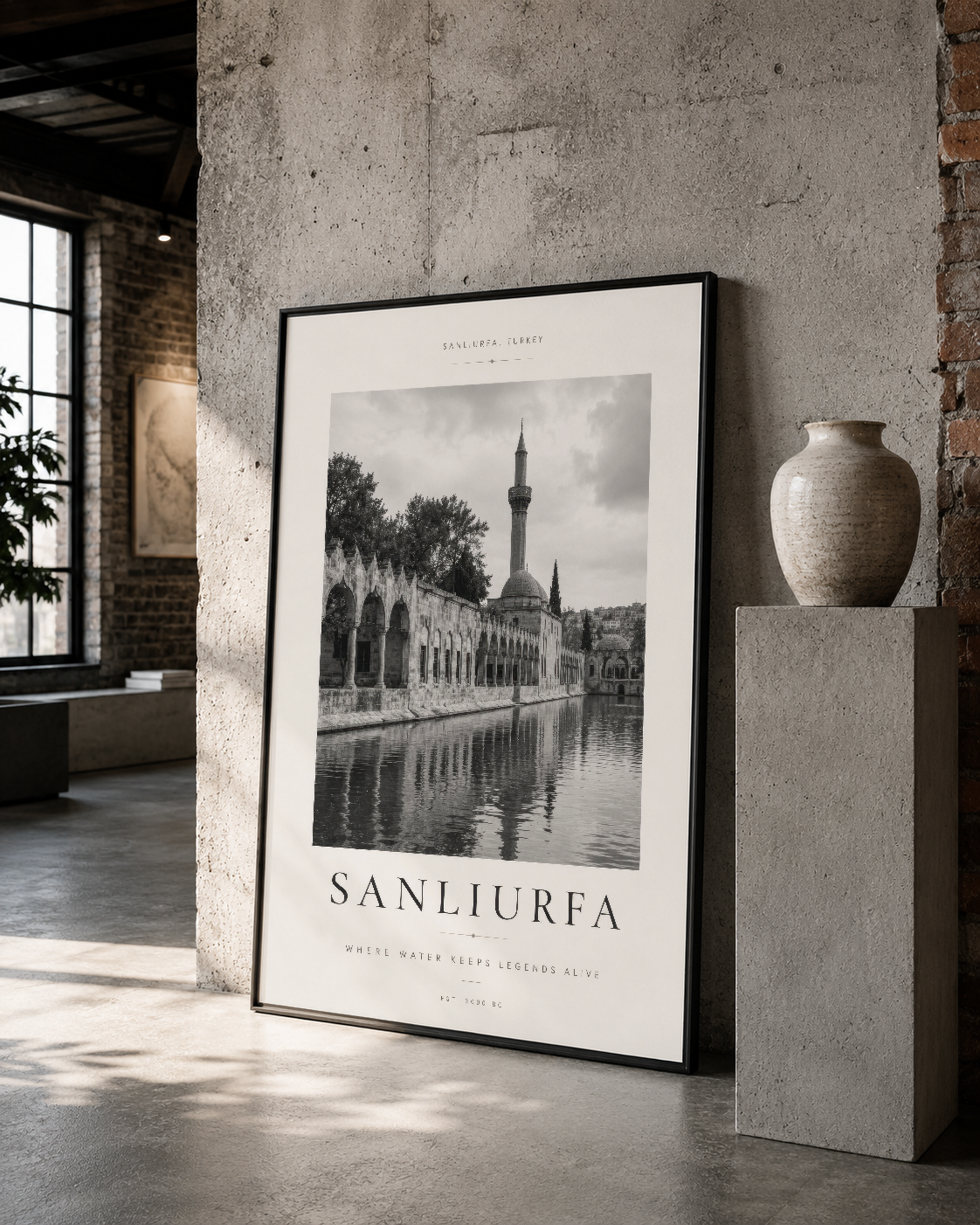 Şanlıurfa'nın tarihi yapısını siyah çerçeveli poster, çağdaş galeriye özgü atmosferde sunuyor.