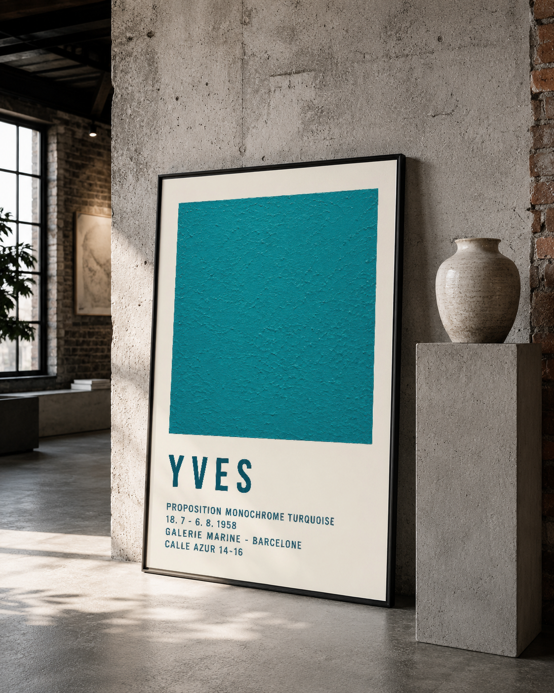 Siyah çerçeveli türkuaz renk sanat eseri, Yves serisi posteri vintage galeri stilinde beton duvar dekorasyonunda.