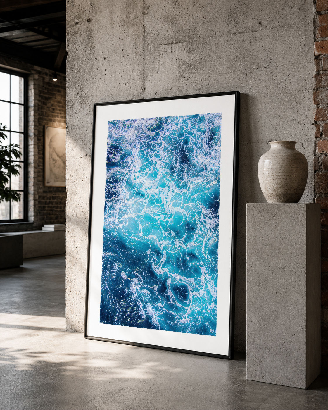 Siyah çerçeveli aerial deniz fotoğrafı tablosu, rustik iç mekanda cesur kontrast yapan modern sanat eseri.