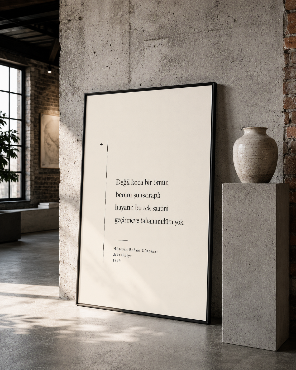 Siyah çerçeveli Türkçe sanat posteri, beton duvarın karşısında sanat galerisine özgü güzellikte sergileniyor.