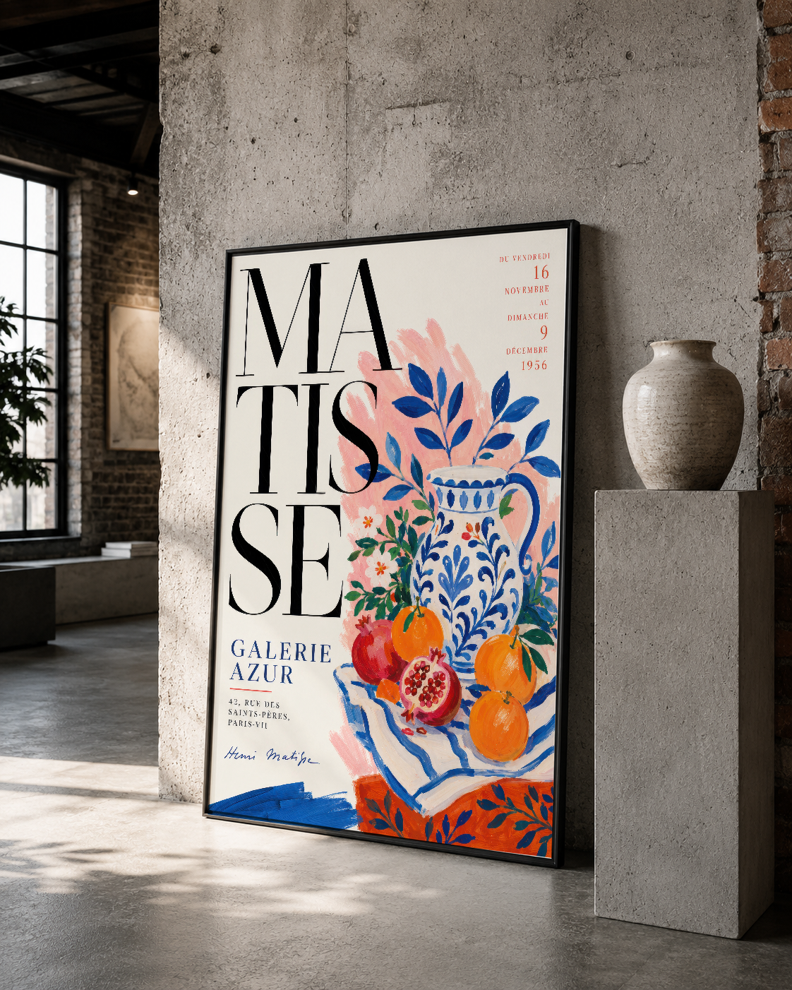 Renkli çiçek desenli Matisse sergisi tablosu, çağdaş galeri ortamında sanatsal zarafeti yüksek sesle ifade ediyor.