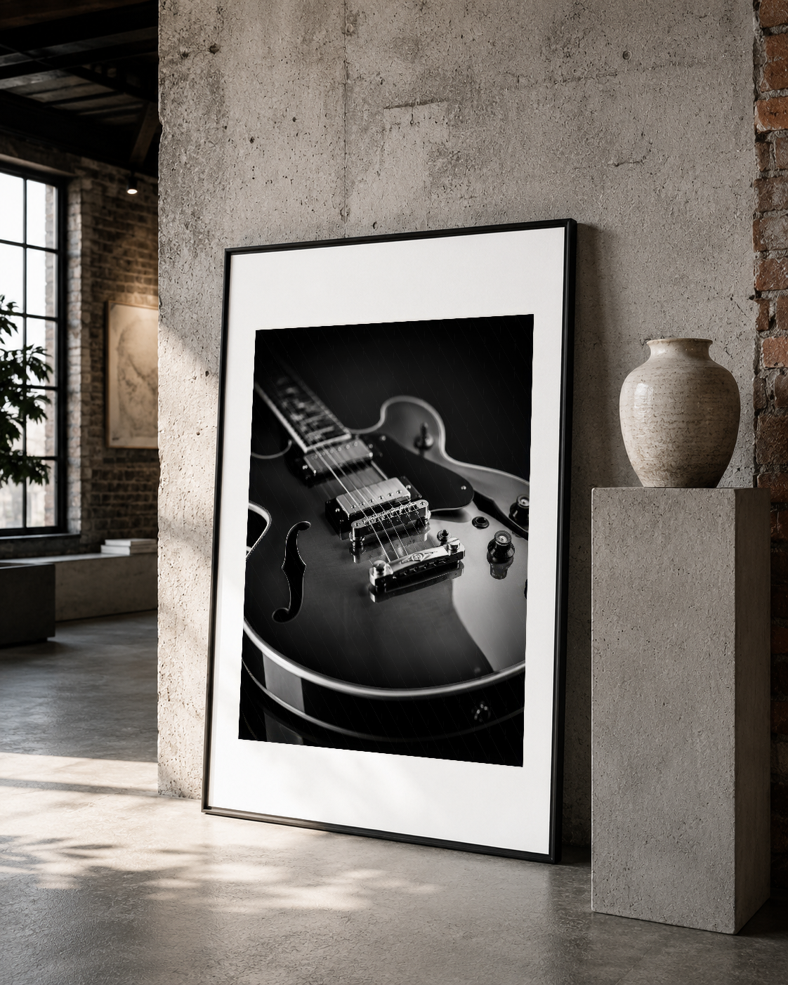 Siyah beyaz gitar portresi, siyah çerçeveli tablosu modern mekanda duvar dekorasyonu olarak.