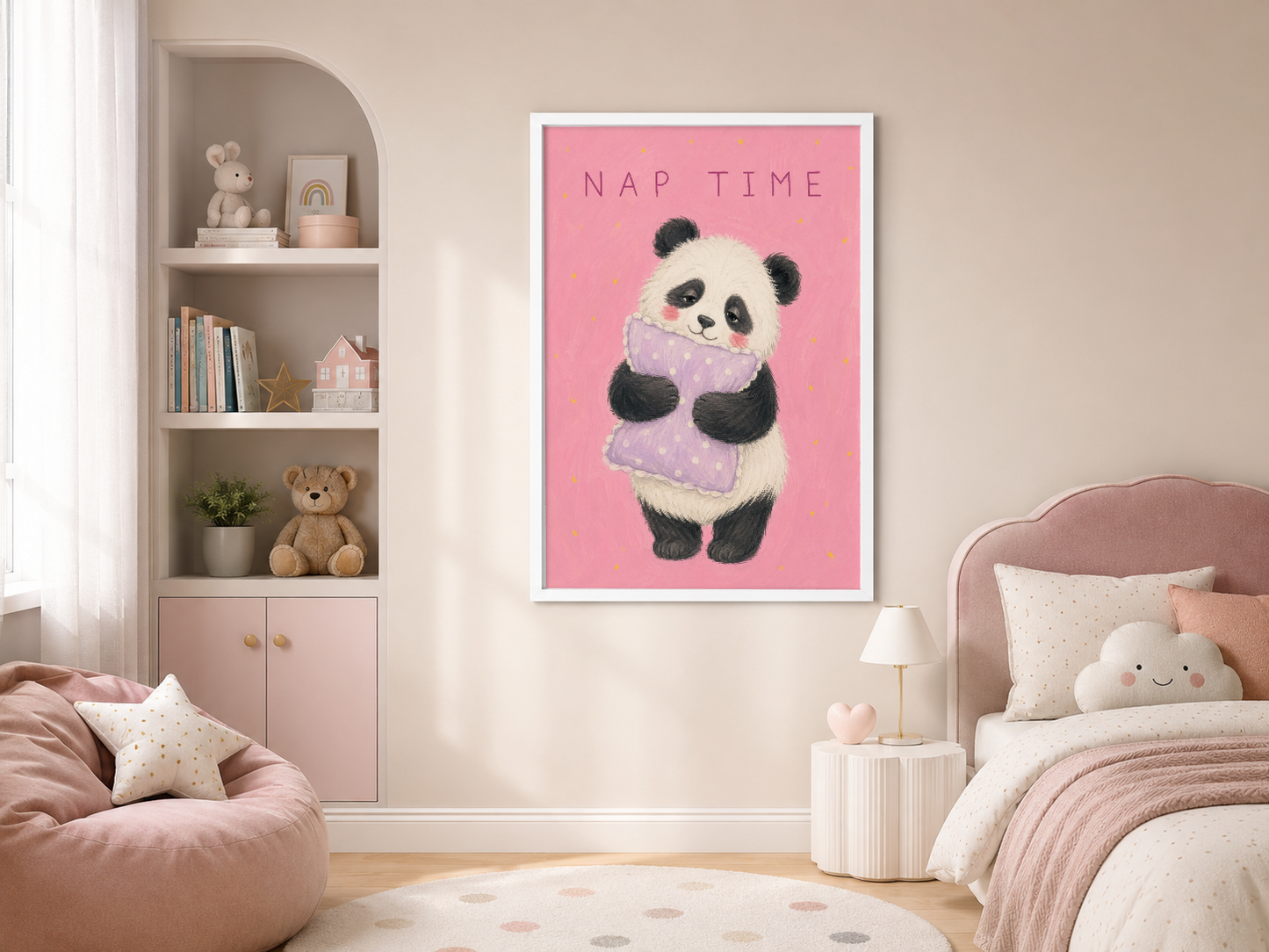 Beyaz çerçeveli uyku panda tablosu, pembe tonlarındaki kız çocuk odasını tamamlayan yumuşak dekorasyon.