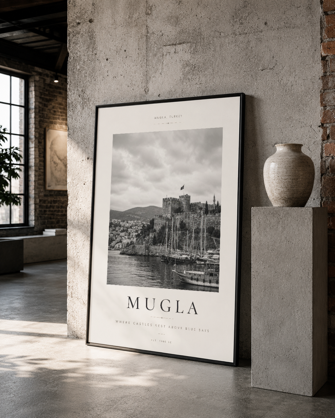 Bulutlu gökyüzü altında Muğla kalesi ve tekneler, siyah çerçeveli poster tasarımı.