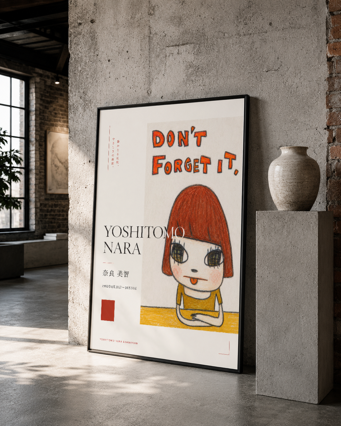Kırmızı çerçeveli sanat posteri, Yoshitomo Nara tasarımı, tekstürlü beton duvarda minimal kurguyla sergileniyor.