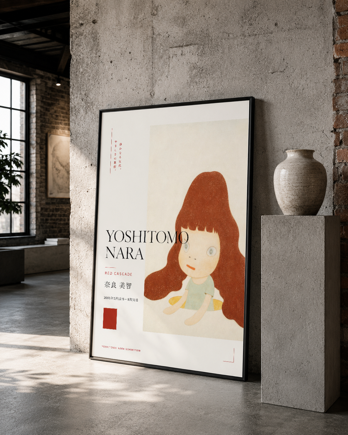 Endüstriyel ortamda sergilenen, Yoshitomo Nara'nın ikonik kırmızı saçlı figürü gösteren siyah çerçeveli poster.