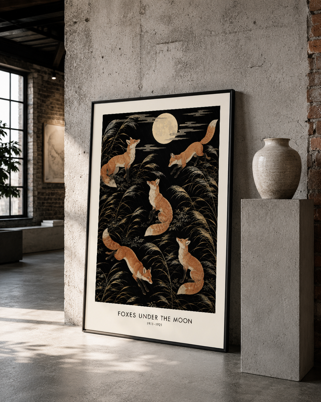 Siyah arka fonu ve altın tilkileriyle tasarlanmış çerçeveli poster, modern loft dekorasyonunda.