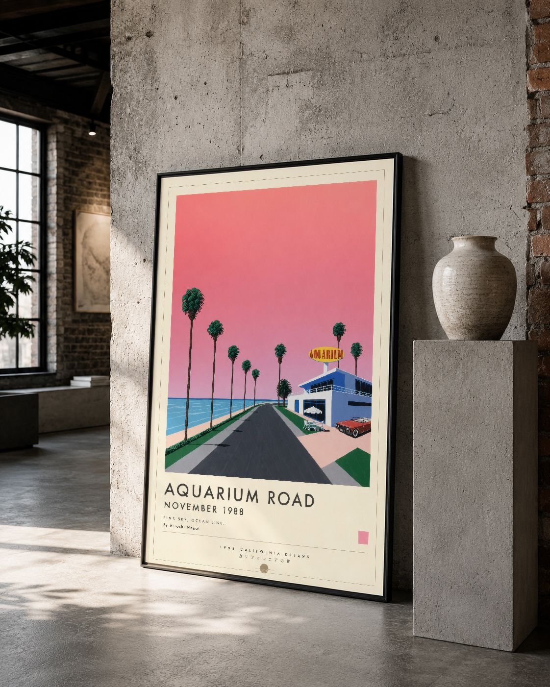 Aquarium Road posteri, siyah çerçevesiyle endüstriyel mekanda vintage sanat eseri olarak duruyor.