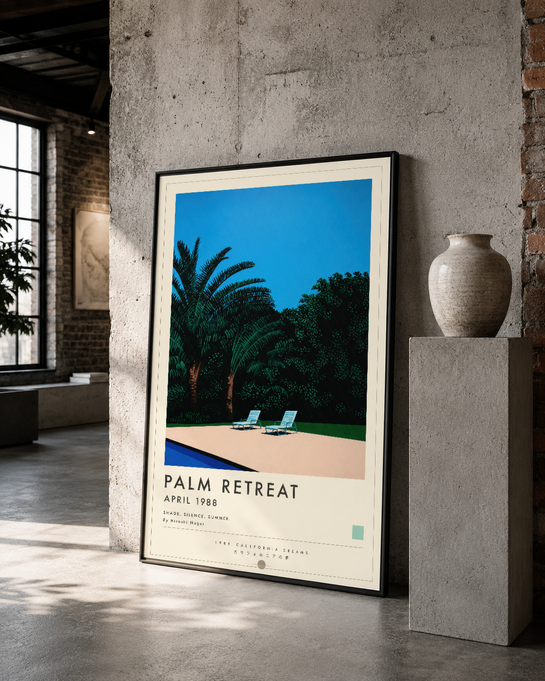 Siyah çerçeveli Palm Retreat tablosu, beton duvar ve heykelle betonart galeri stilinde sergilemelü.