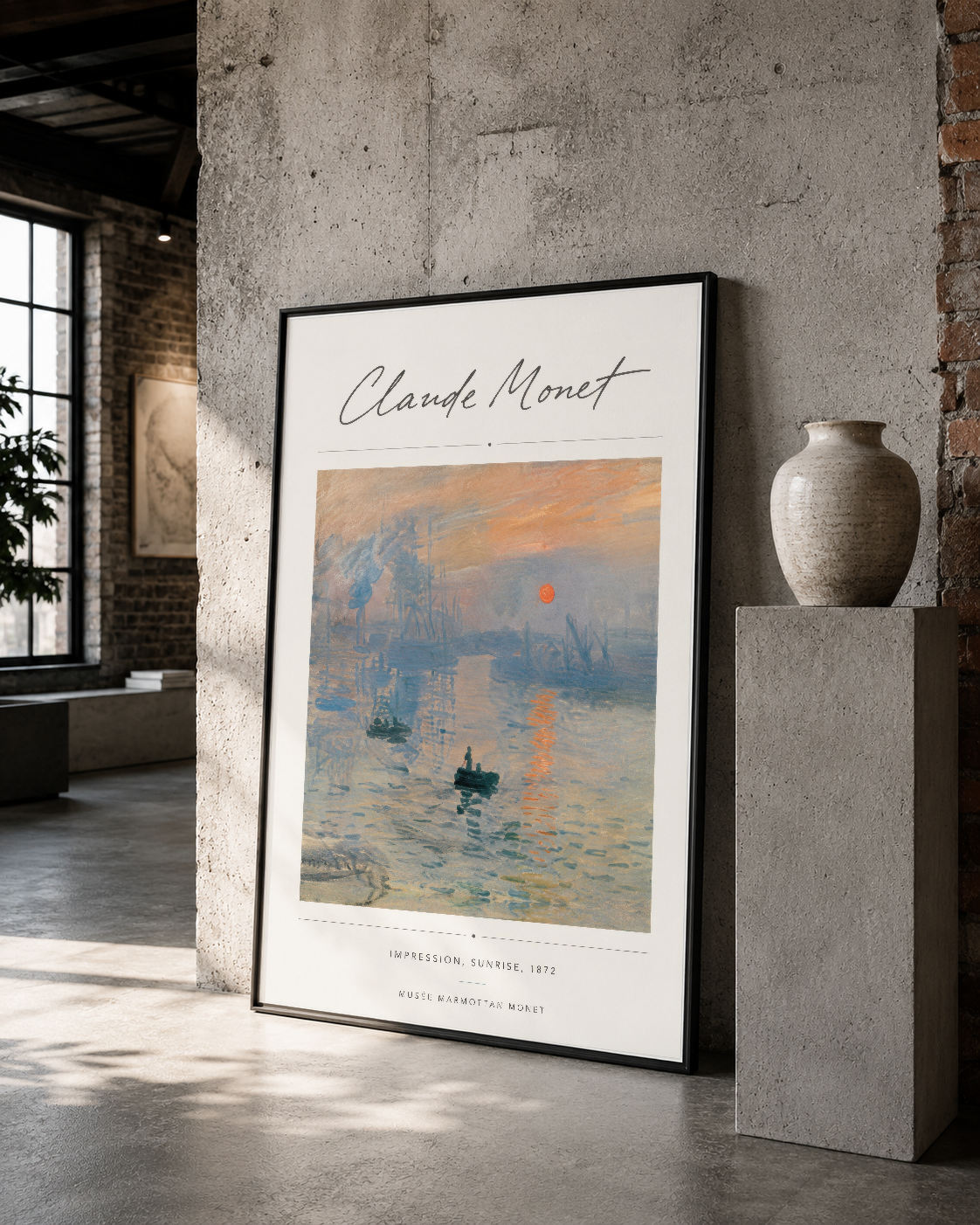 Siyah çerçeveli Monet posteri, modern loft ortamında sanat koleksiyonunun merkezinde yer alıyor.
