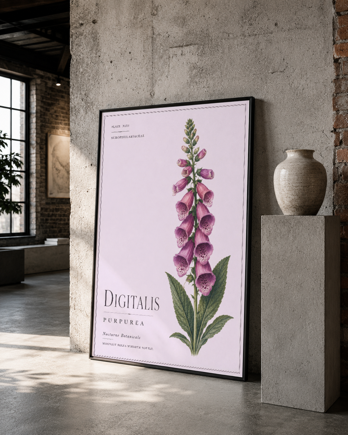 Siyah çerçeveli digitalis purpurea desenli poster, betonlu minimalist iç mekanda sanatsal duvar aksenti olarak sunulan
