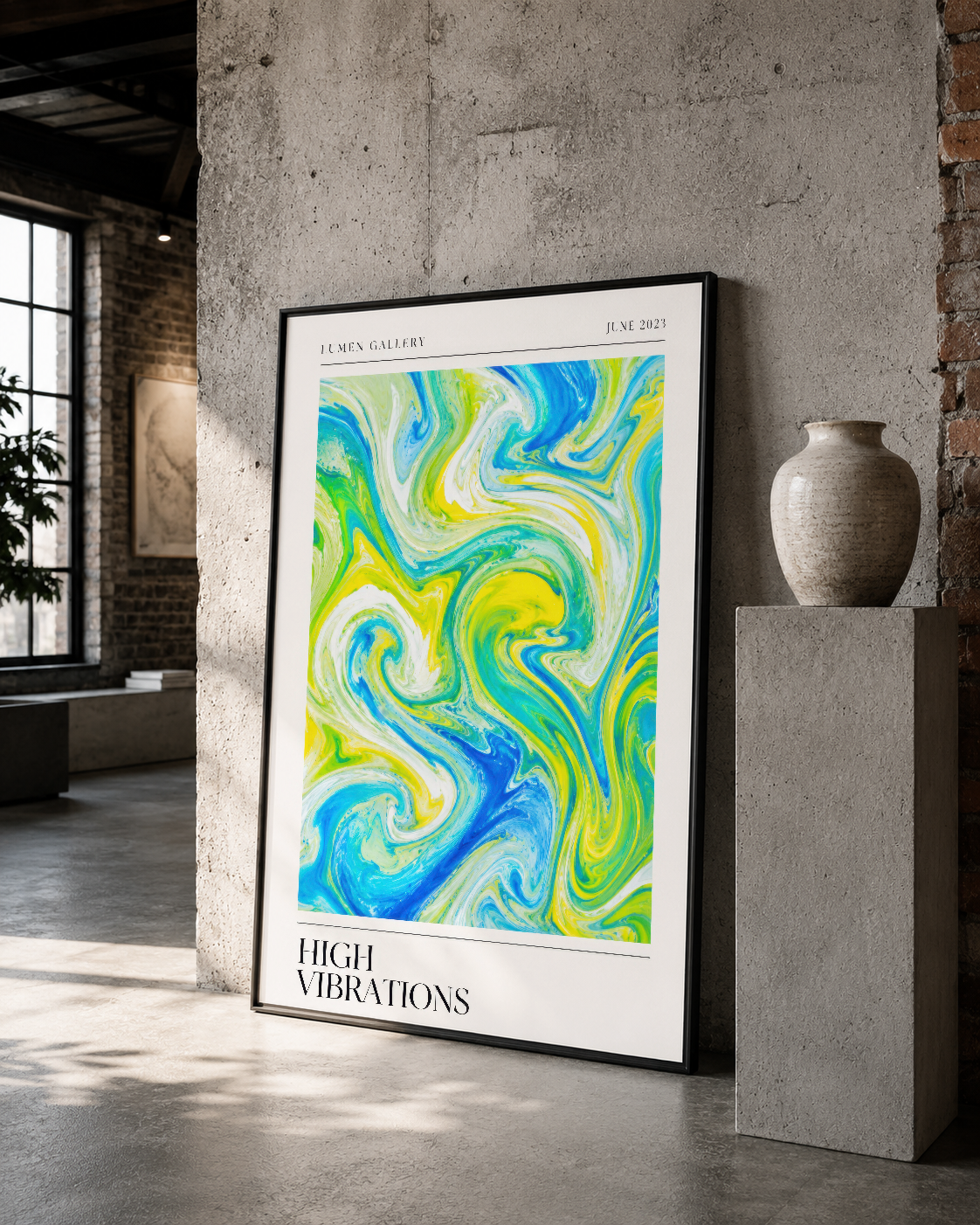 Sarı-mavi-yeşil dönermiş desen poster, siyah çerçeveli, beton duvar ve seramik heykelin yanında konumlandırılmış.