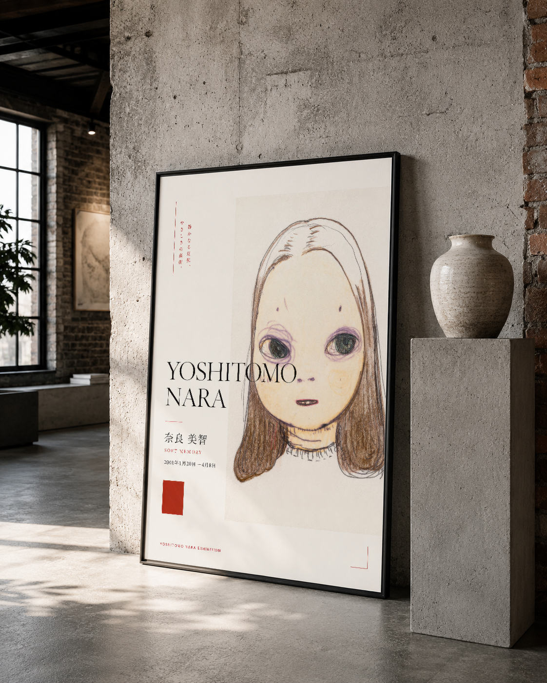 Siyah çerçeveli çağdaş portre tablosu, betonlu industrial mekanda duran minimalist sanat eseri.