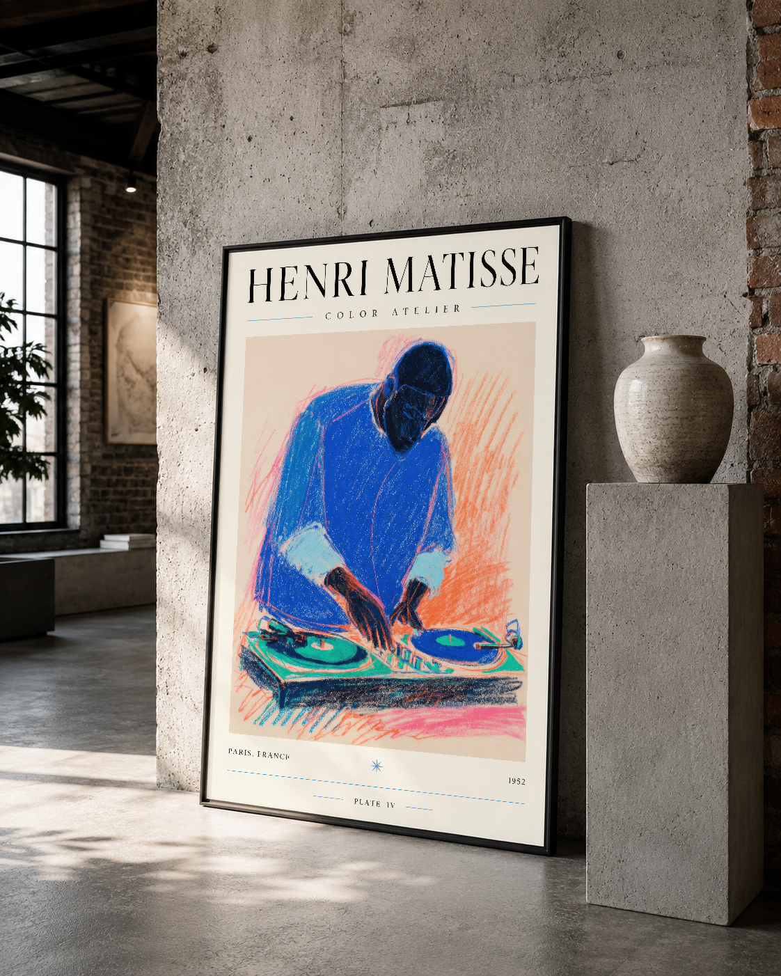 Mavi figürlü Matisse tablosu, siyah çerçevede, minimalist iç dekorasyonda sergilenmiş haldedir.