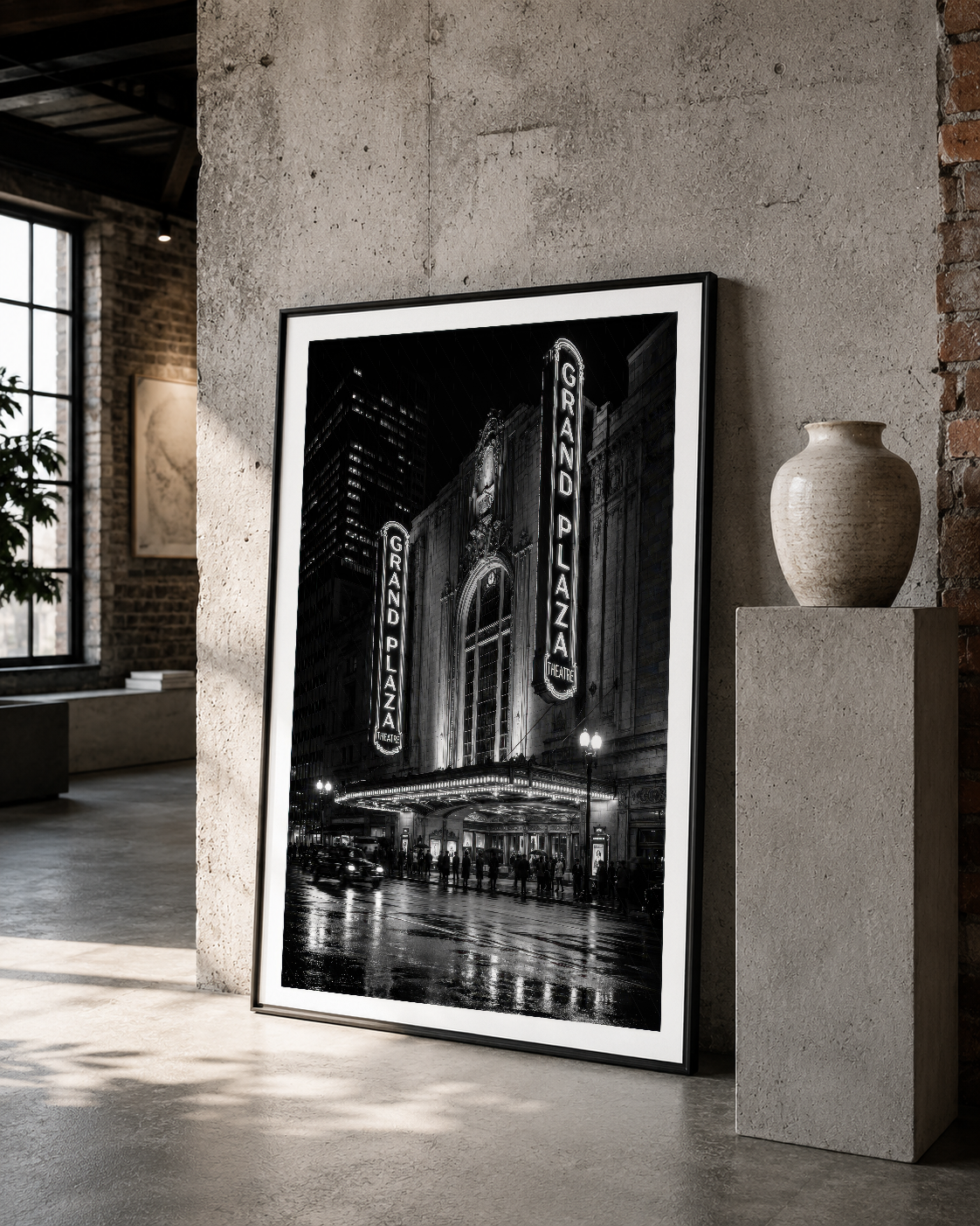 Işıklı tiyatro binası noir tablosu, çerçeveli sanat parçası, çağdaş galeri ortamında sergilenmesi.