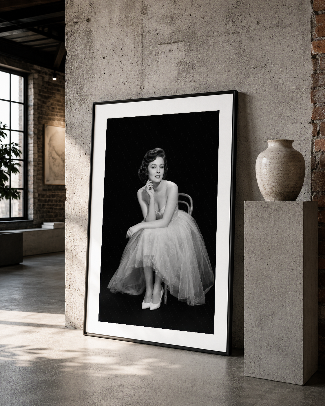 Vintage tutu portre tablosu, siyah çerçeveli, beton duvarın karşısında sanatsal ve minimalist display.