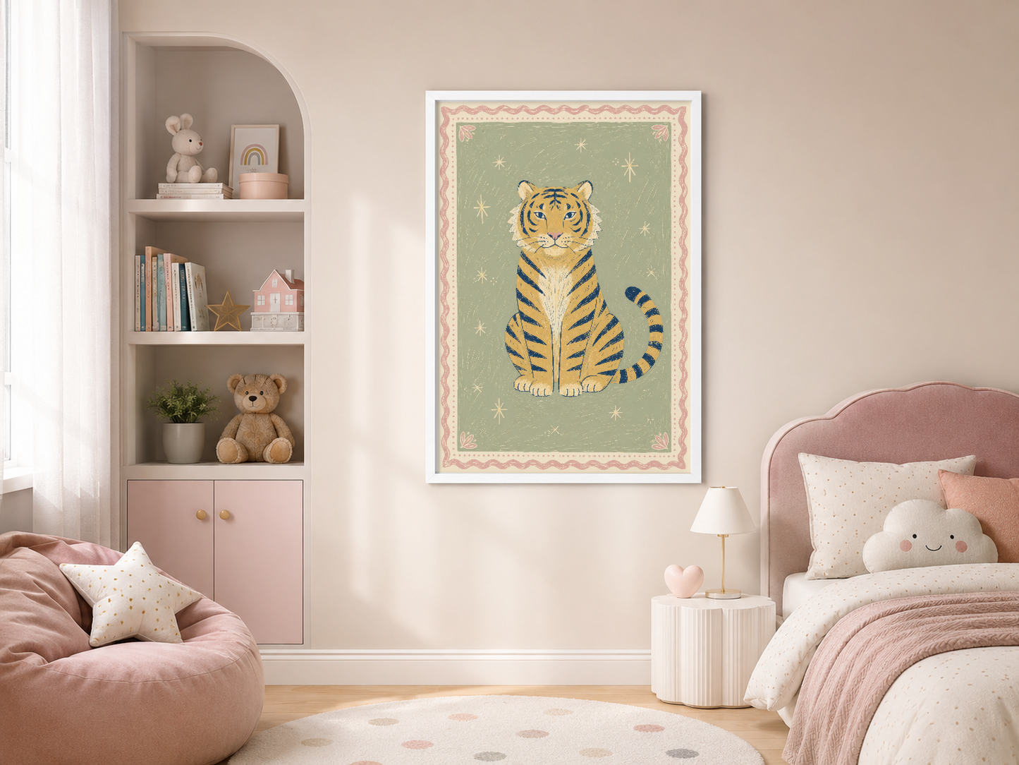 Pembe dekorasyonlu çocuk odasında asılı, kaplan tasarımlı beyaz çerçeveli poster sanat eseri.