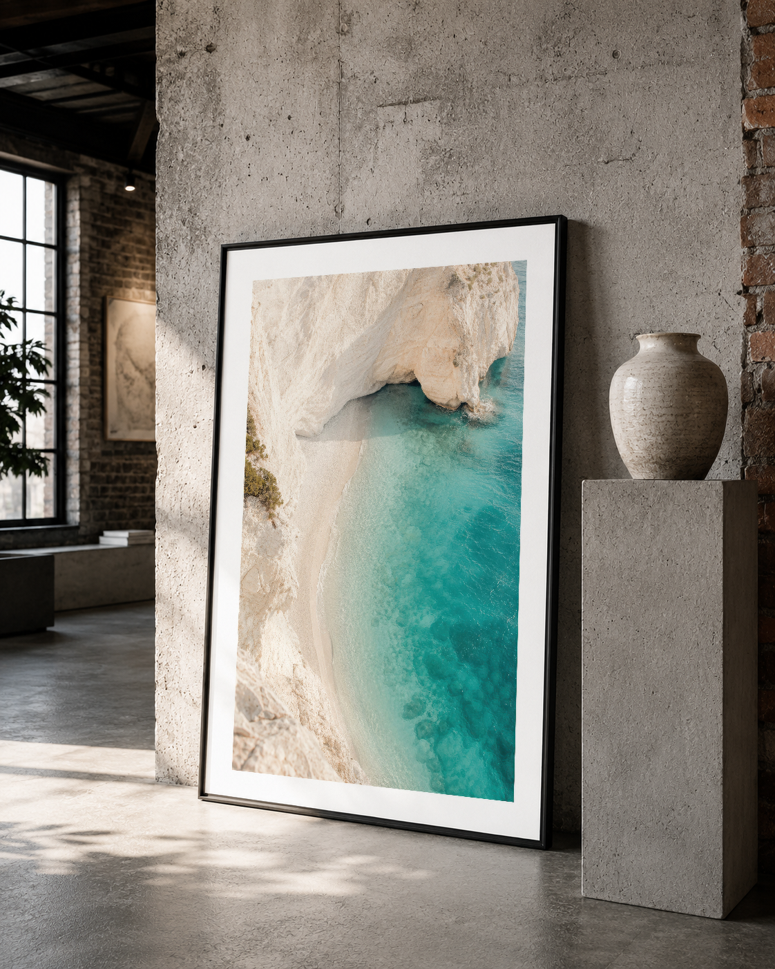 Yumuşak turkuaz denizin ve krema renkli kliflerin zarif havadan fotoğrafı, siyah çerçevede yer alan minimalist dekoratif