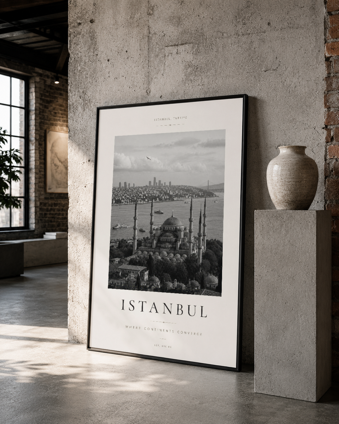 Siyah çerçeveli İstanbul posteri, vintage atmosferik fotoğrafı ile loft tarzı iç mekanında zarafet ve derinlik katar.