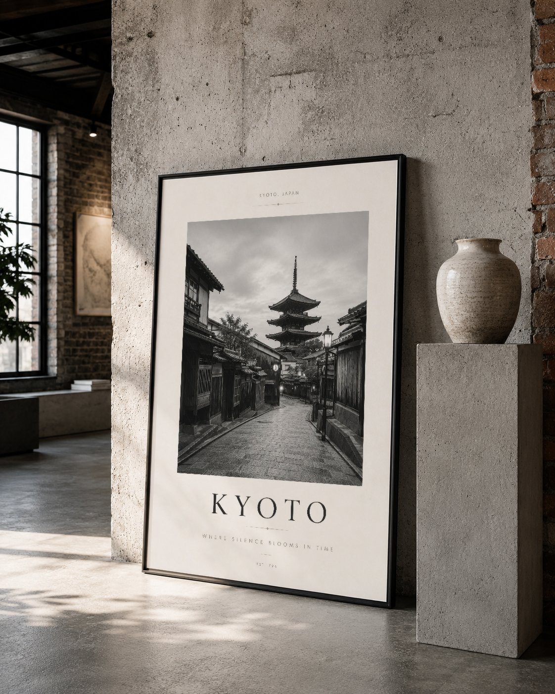 Kyoto sokak sahnesi siyah çerçeveli tablonun sakin loft dekorasyonunda sergilenmesi.