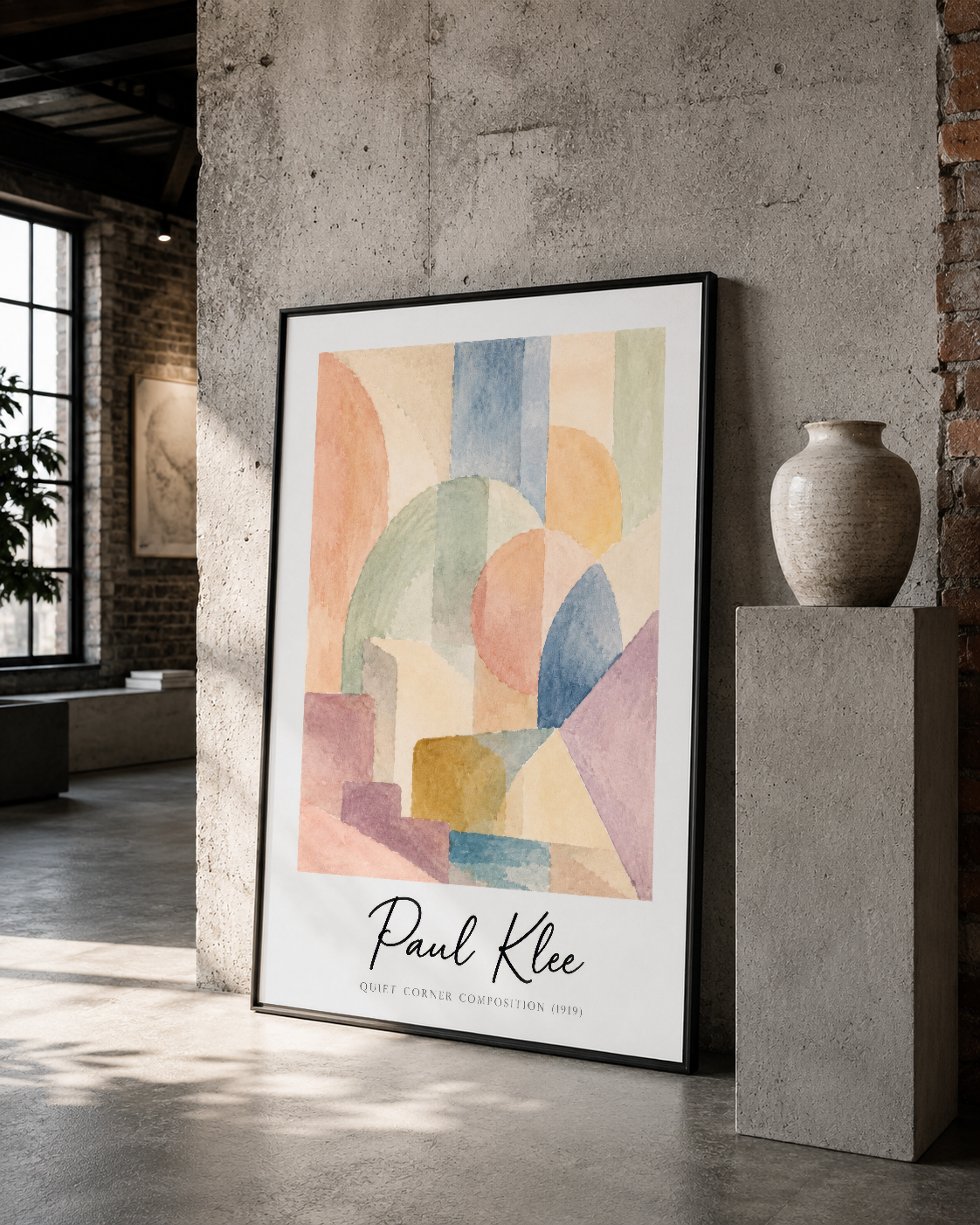 Siyah çerçeveli Paul Klee posteri, cam ve turuncu tuğla içeren loft stilinde mimari ortamda sergileniyor.