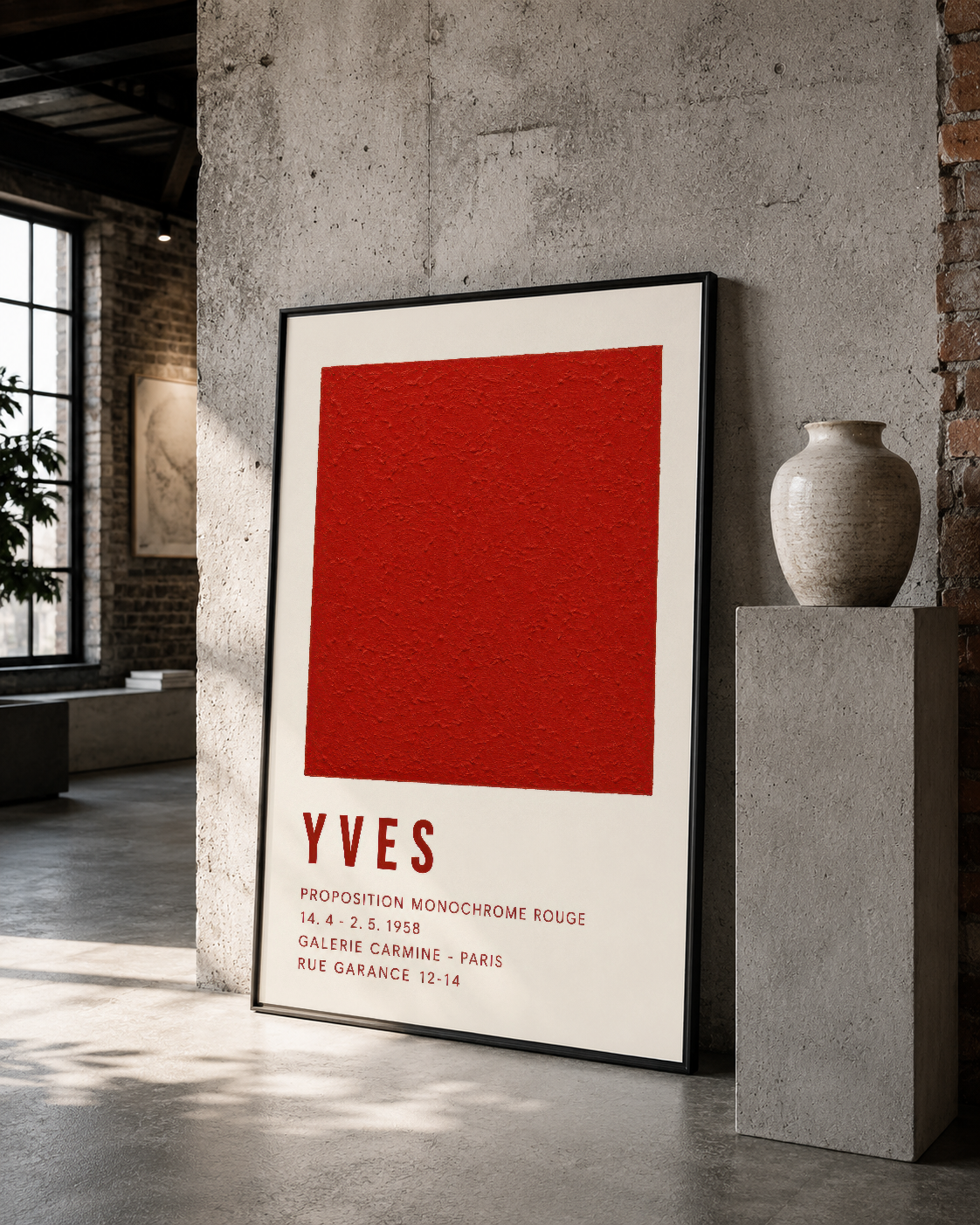 Siyah çerçeveli YVES sanat tablosu, beton duvar ve krem vazo ile endüstriyel dekor oluşturuyor.