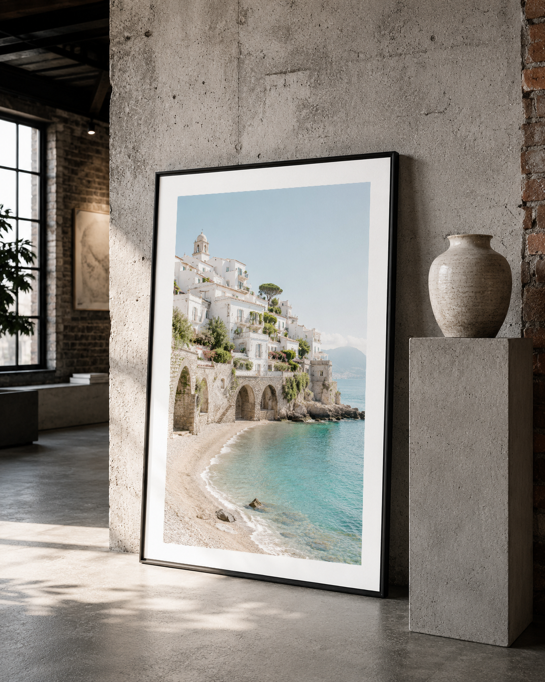 Positano'nun ikonik deniz manzarasını siyah çerçevede sergilemiş, endüstriyel ortamda çarpıcı dekoratif etki yaratan tablo.
