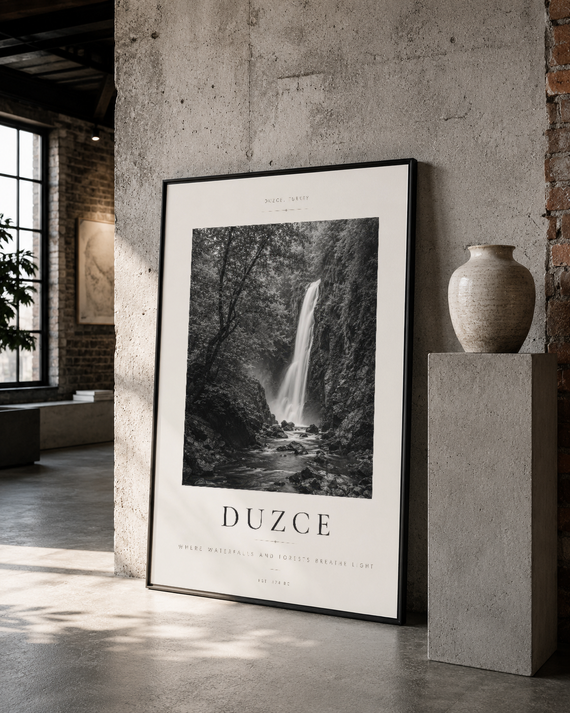 Orman şelalesi sahnesi siyah çerçeveli poster, endüstriyel mekanda dekoratif duvar sanatı.