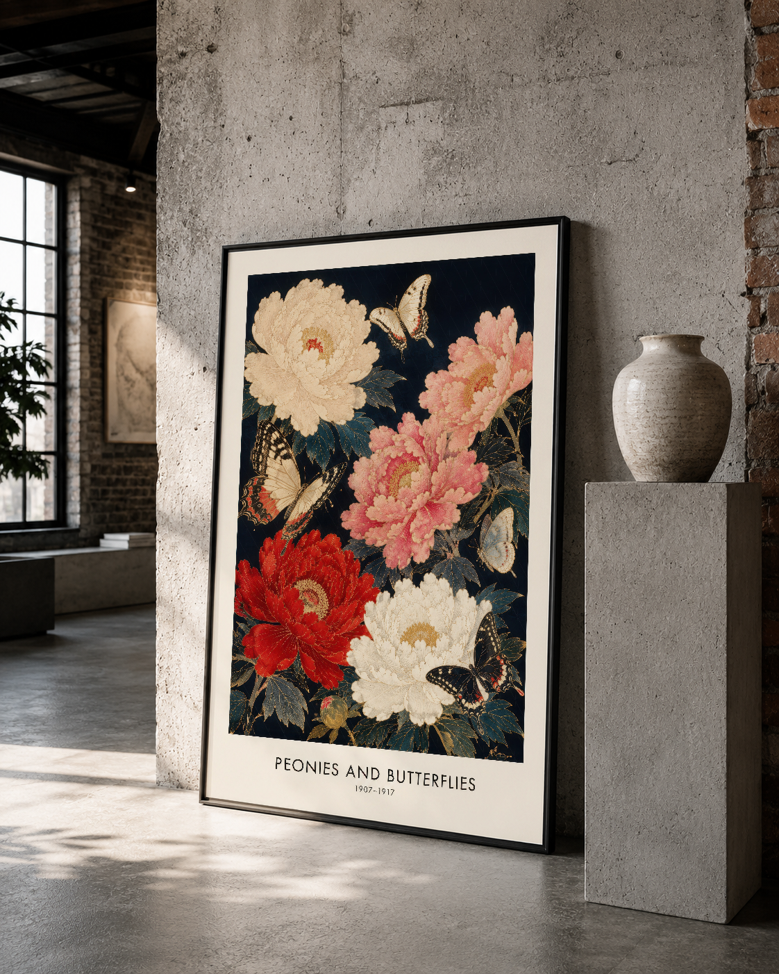 Siyah çerçeveli peoni ve kelebek desenli sanat tablosu, endüstriyel ortamda sergilenen botanik poster.