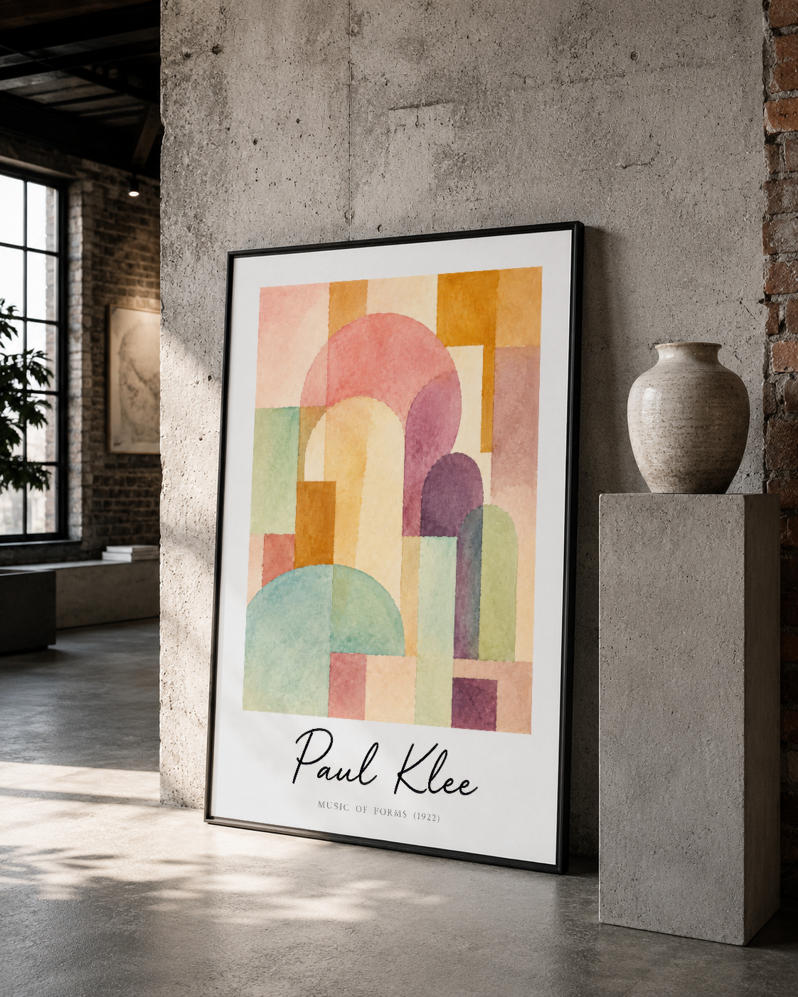Renkli katmanları ve eğri formlarıyla Paul Klee sanat tablosu, siyah çerçevede beton duvarda gözüküyor.