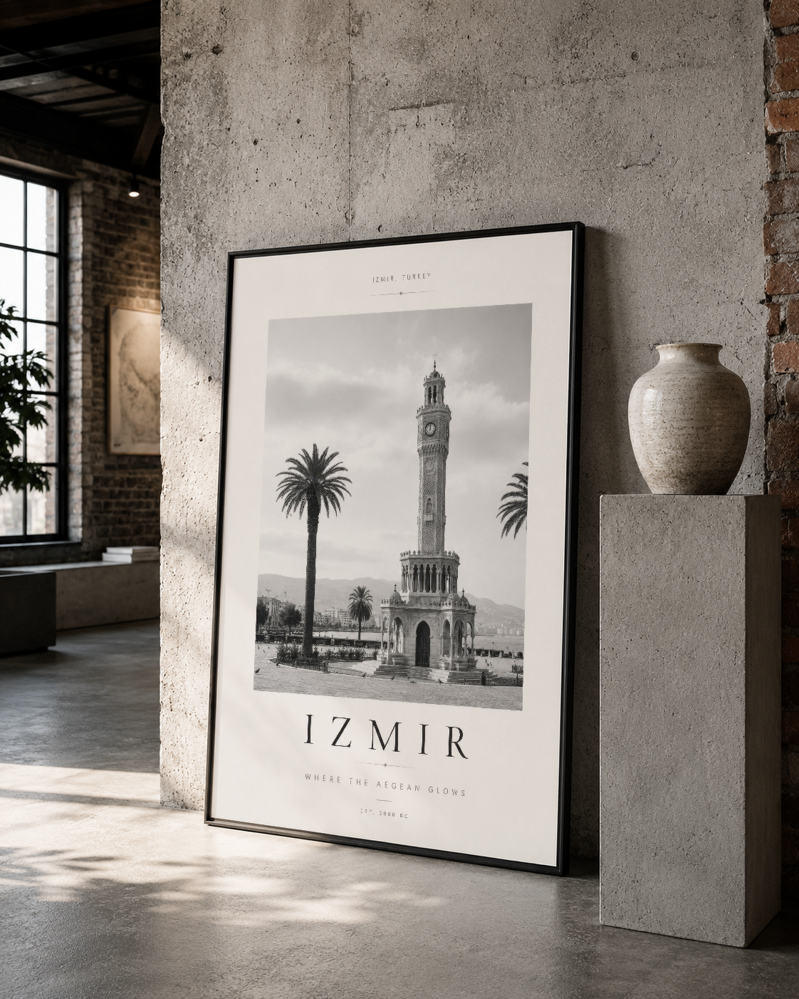 Siyah çerçeveli, tarihi mimari detaylarını vurgulayan İzmir şehir posterinin loft tarzı iç dekorasyondaki yerleşimi.