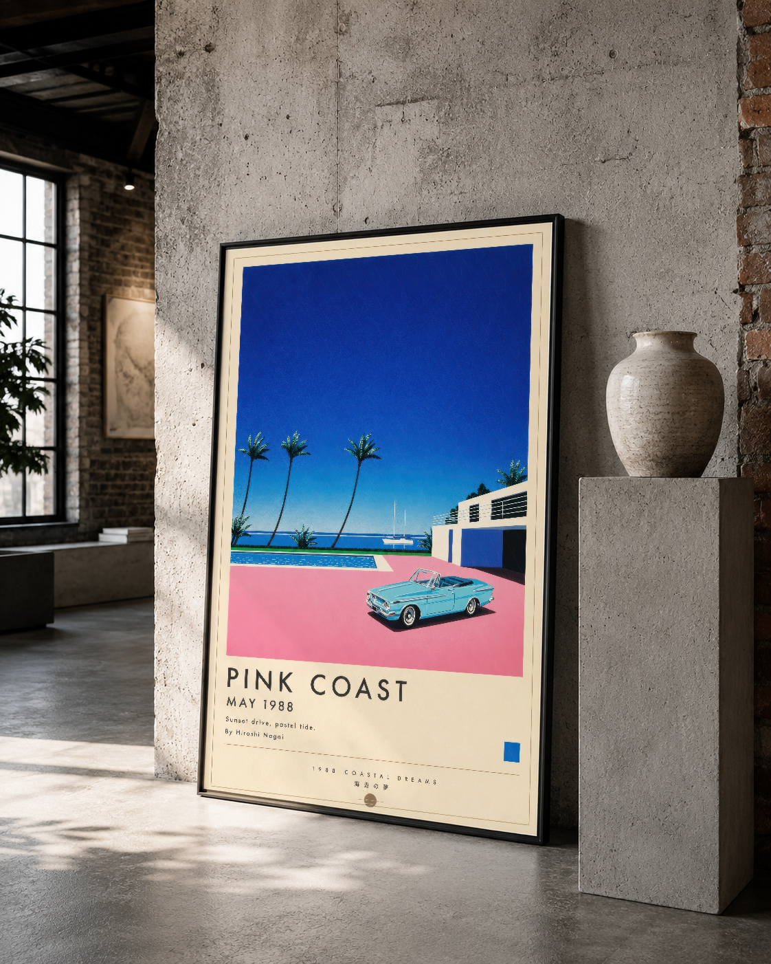 Siyah çerçeveli Pink Coast tablosu, çimento duvarı arka planında ve yanında seramik vazo ile modern galeri görünümü.