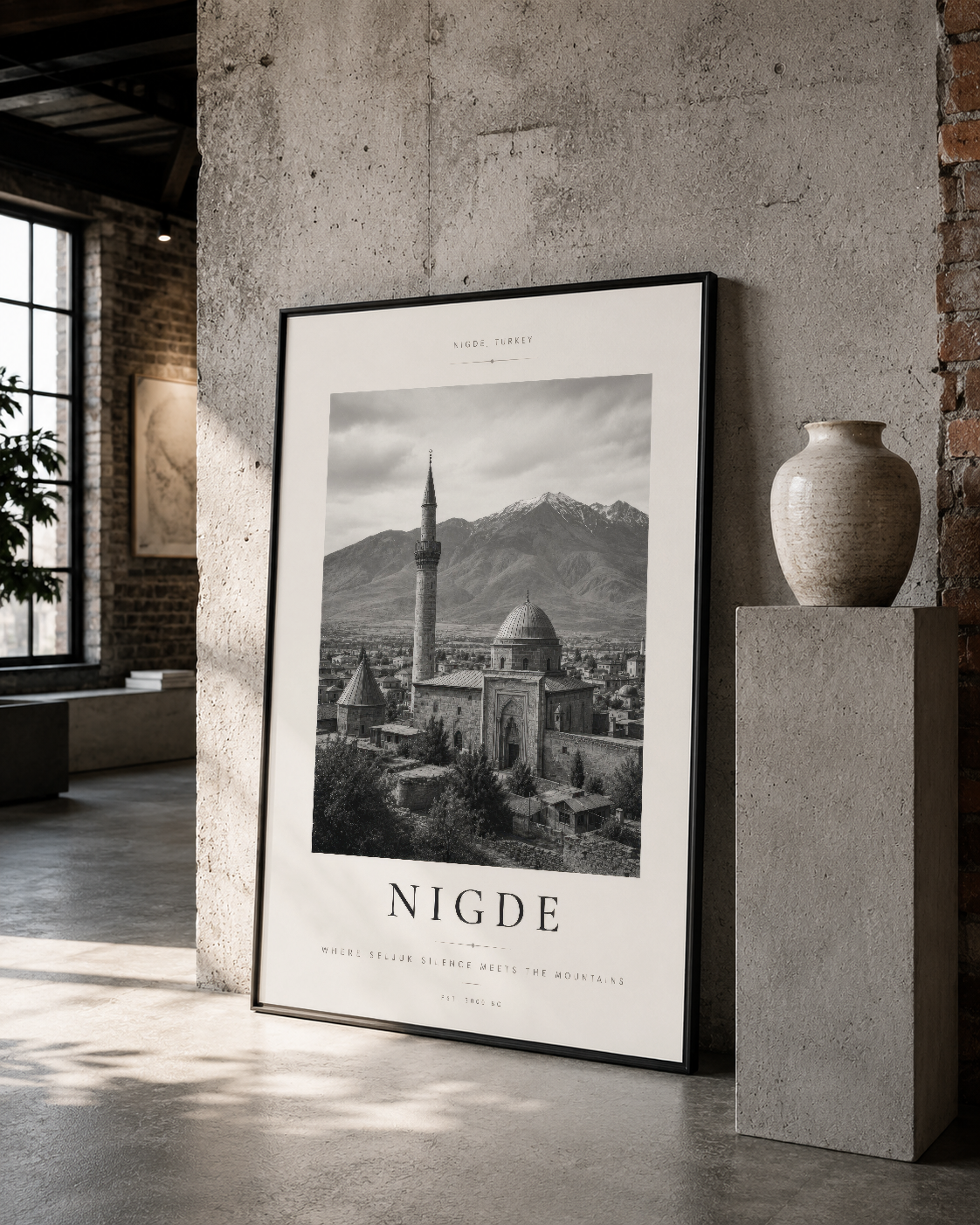 Nigde'nin tarihi mimarisi siyah çerçeveli poster olarak, contempler dekorasyonda sergileniyor.